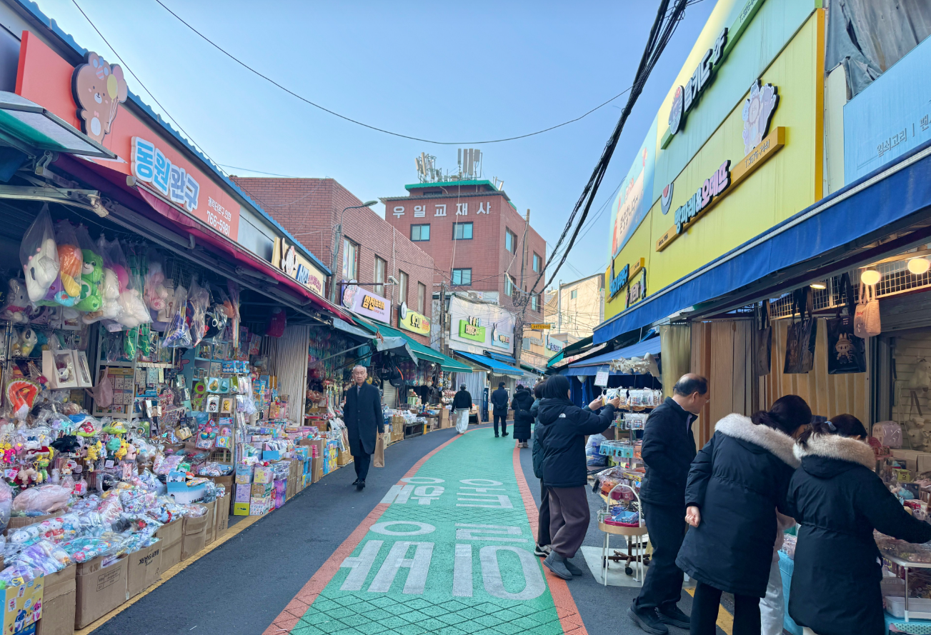 Changsin-dong Stationery & Toy Market Guide (2026): Seoul's Squishy Mecca & Retro Toy Wonderland (창신동 문구완구시장)